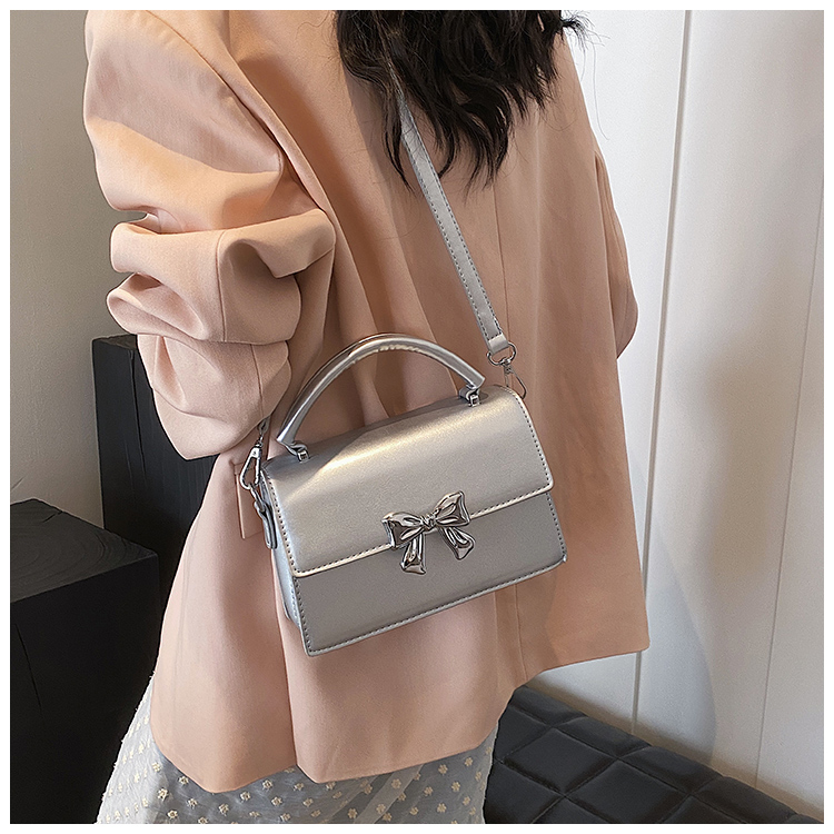 Women's Medium Pu Leather Solid Color Bow Knot Basic Square Magnetic Buckle Crossbody Bag display picture 10