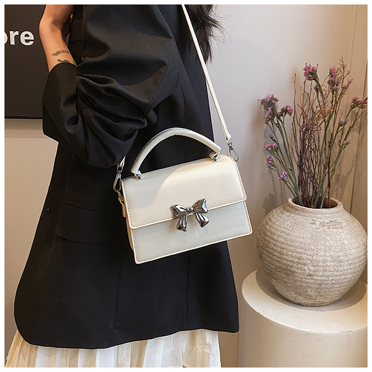 Women's Medium Pu Leather Solid Color Bow Knot Basic Square Magnetic Buckle Crossbody Bag display picture 14