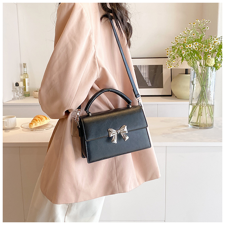 Women's Medium Pu Leather Solid Color Bow Knot Basic Square Magnetic Buckle Crossbody Bag display picture 11