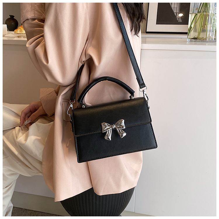 Women's Medium Pu Leather Solid Color Bow Knot Basic Square Magnetic Buckle Crossbody Bag display picture 15