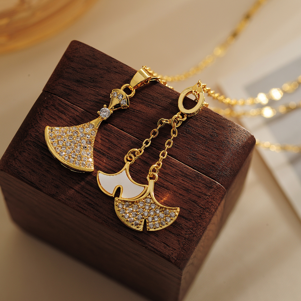 Copper 18K Gold Plated Elegant Lady Classic Style Inlay Round Sector Ginkgo Leaf Rhinestones Pendant Necklace display picture 6