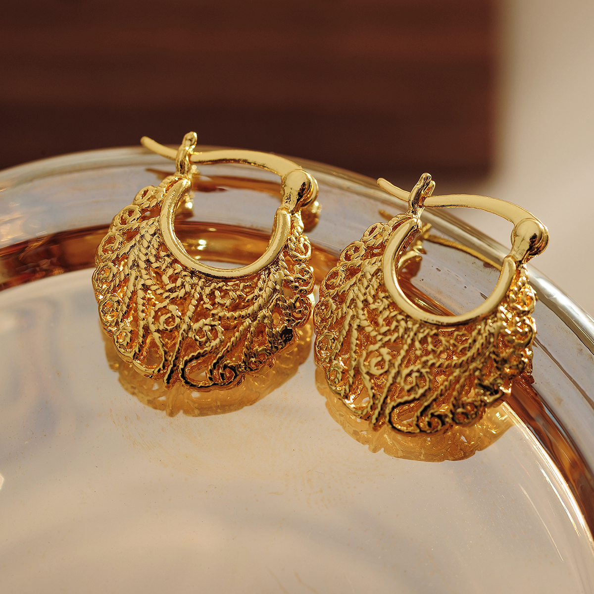 1 Pair Elegant Oval Mesh Hollow Out Copper 18K Gold Plated Hoop Earrings display picture 3