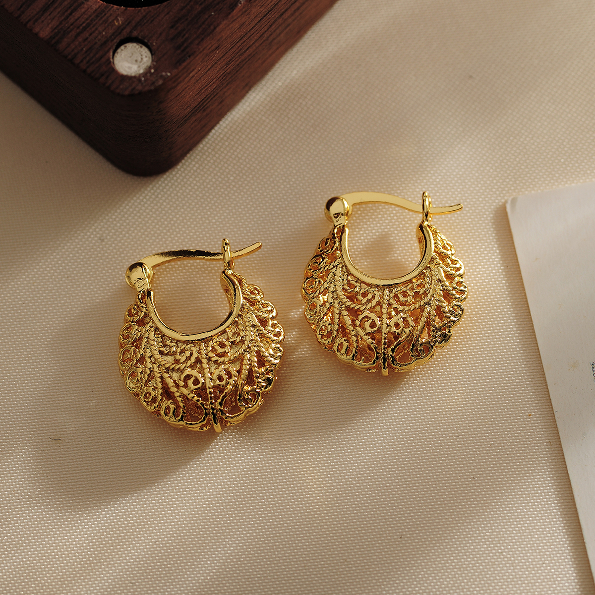 1 Pair Elegant Oval Mesh Hollow Out Copper 18K Gold Plated Hoop Earrings display picture 6