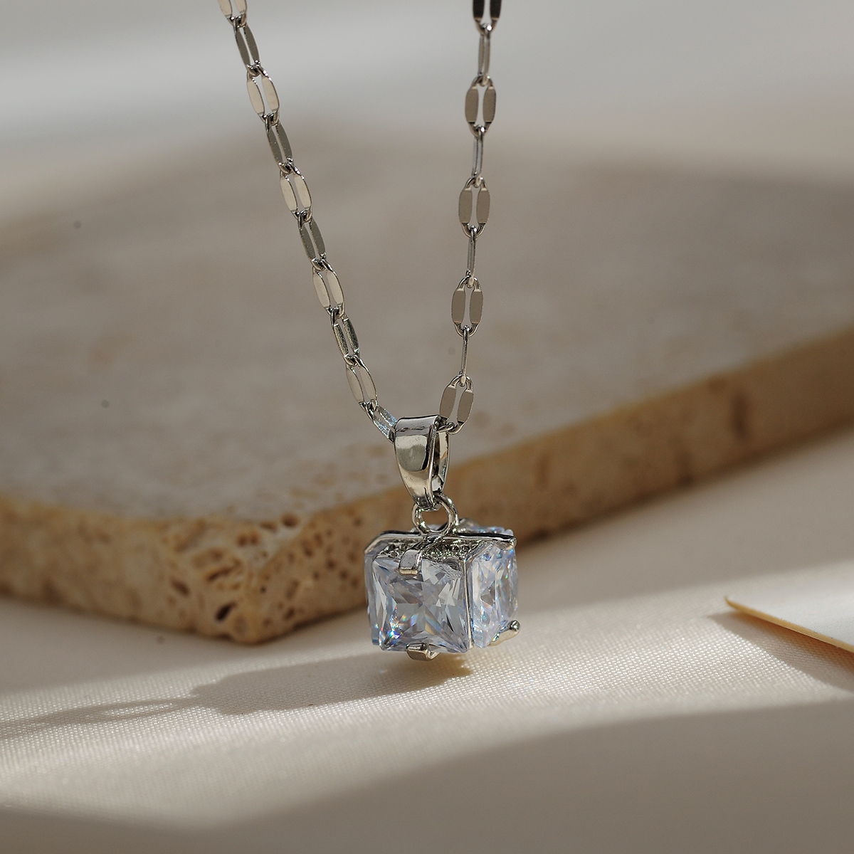 Copper Elegant Lady Modern Style Inlay Geometric Square Zircon Pendant Necklace display picture 1