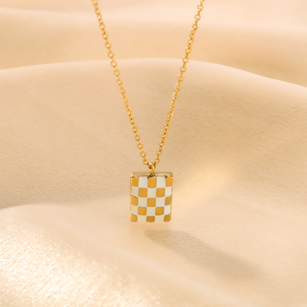 304 Stainless Steel 18K Gold Plated Luxurious Romantic Shiny Enamel Plating Lattice Rectangle Pendant Necklace display picture 4
