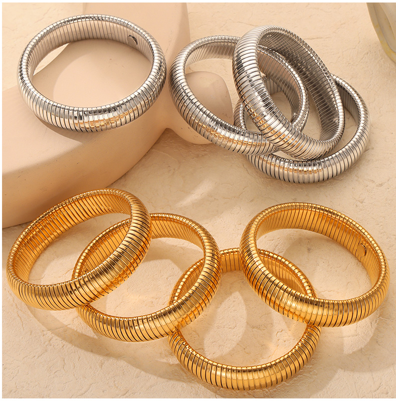 Titanium Steel 18K Gold Plated Casual Simple Style Commute Plating Circle Bangle display picture 4