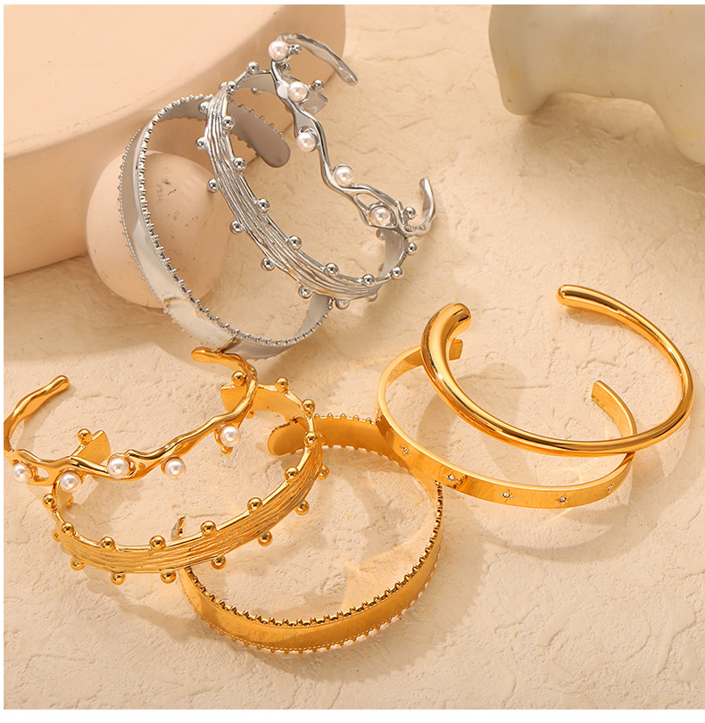 Titanium Steel 18K Gold Plated Casual Simple Style Streetwear Plating Inlay Round Spray Ball Artificial Pearls Rhinestones Bangle display picture 2