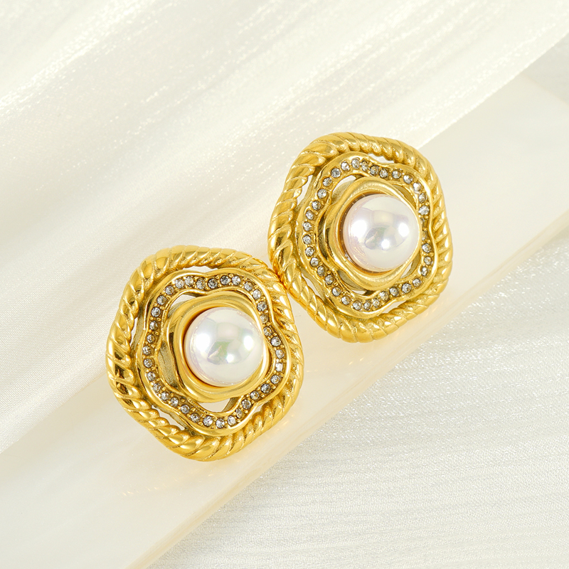 1 Paar Elegant Einfacher Stil Blume Inlay Titan Stahl Künstliche Perlen 18 Karat Vergoldet Ohrstecker display picture 3