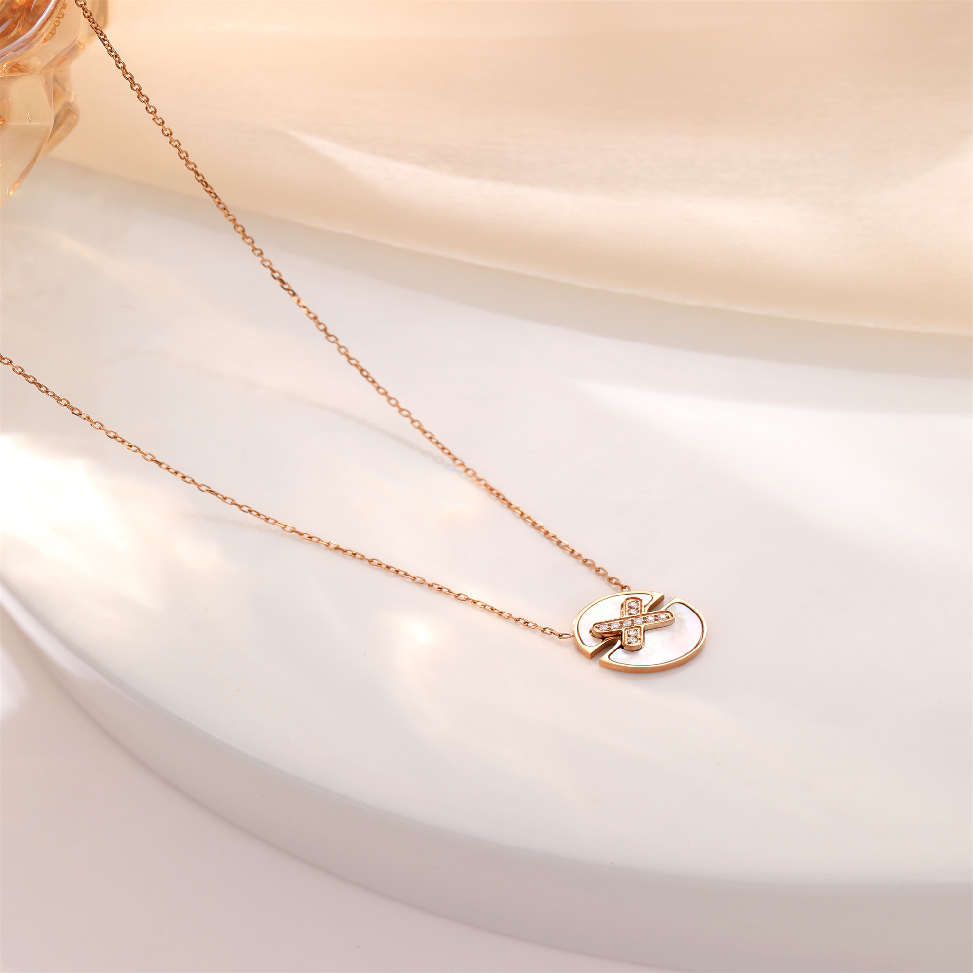 304 Stainless Steel Shell Rose Gold Plated Simple Style Classic Style Plating Round Shell Zircon Pendant Necklace display picture 2