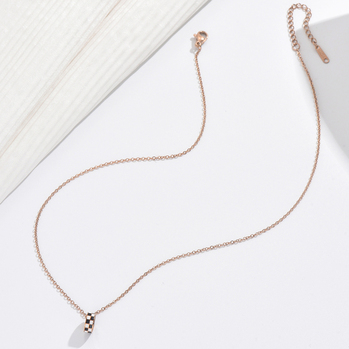 304 Stainless Steel Rose Gold Plated Casual Simple Style Enamel Plating Hollow Out Round Lattice Pendant Necklace display picture 4