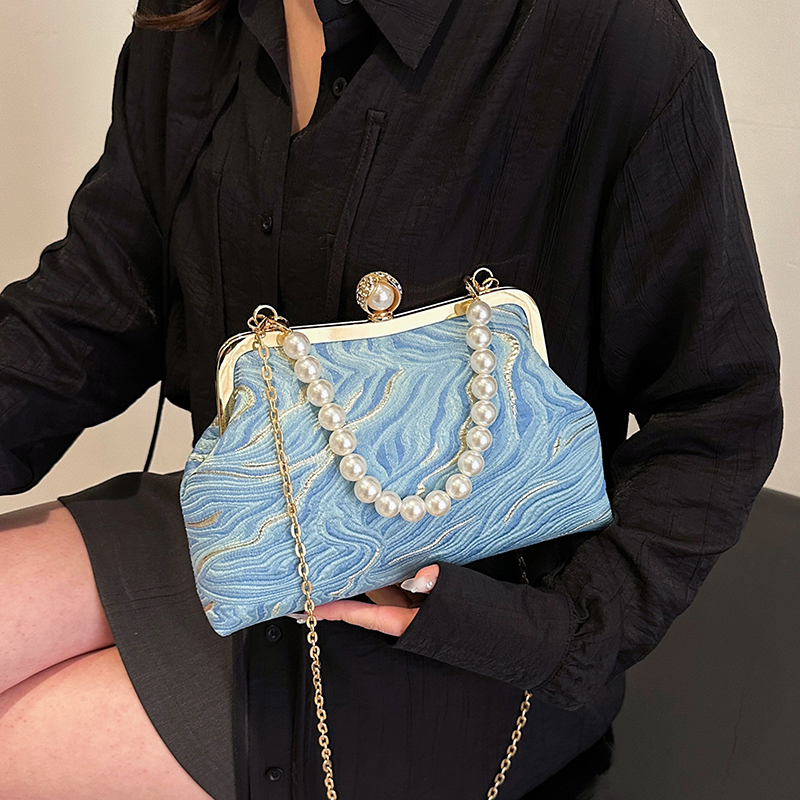 Women's Medium Cloth Solid Color Elegant Beading Shell Buckle Crossbody Bag Evening Bag display picture 6