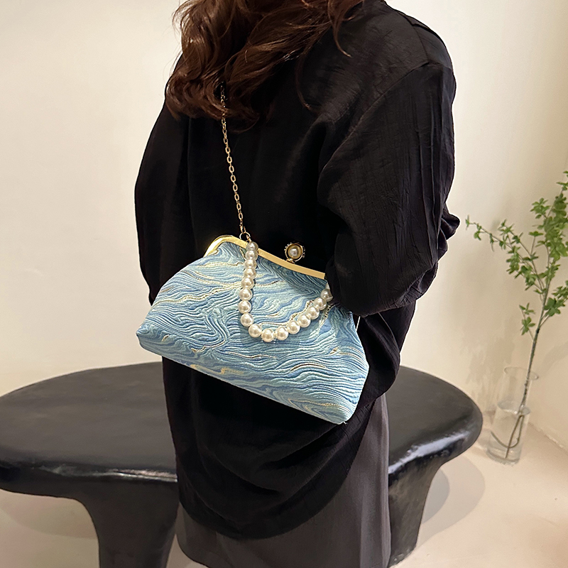 Women's Medium Cloth Solid Color Elegant Beading Shell Buckle Crossbody Bag Evening Bag display picture 3