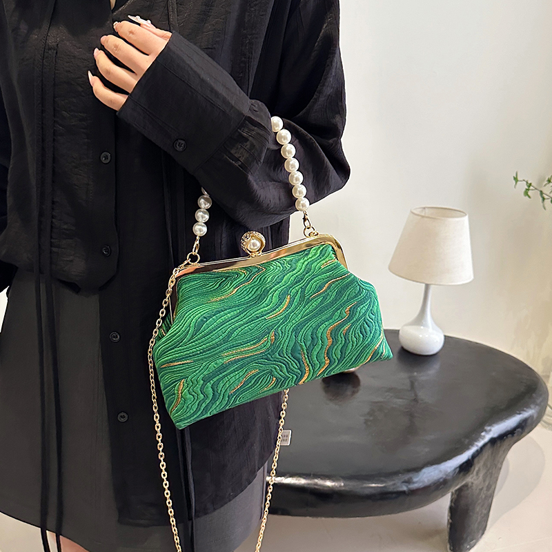 Women's Medium Cloth Solid Color Elegant Beading Shell Buckle Crossbody Bag Evening Bag display picture 5