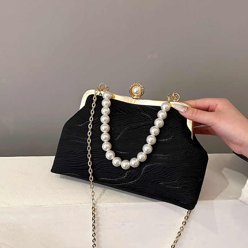Women's Medium Cloth Solid Color Elegant Beading Shell Buckle Crossbody Bag Evening Bag display picture 7