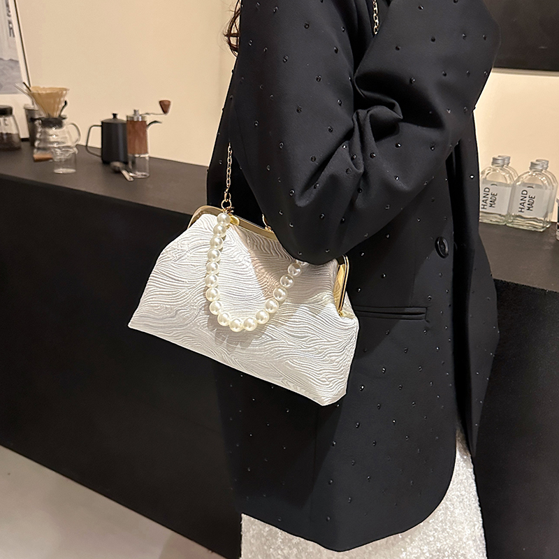 Women's Medium Cloth Solid Color Elegant Beading Shell Buckle Crossbody Bag Evening Bag display picture 10