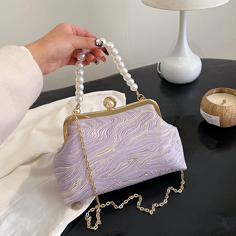 Women's Medium Cloth Solid Color Elegant Beading Shell Buckle Crossbody Bag Evening Bag display picture 11