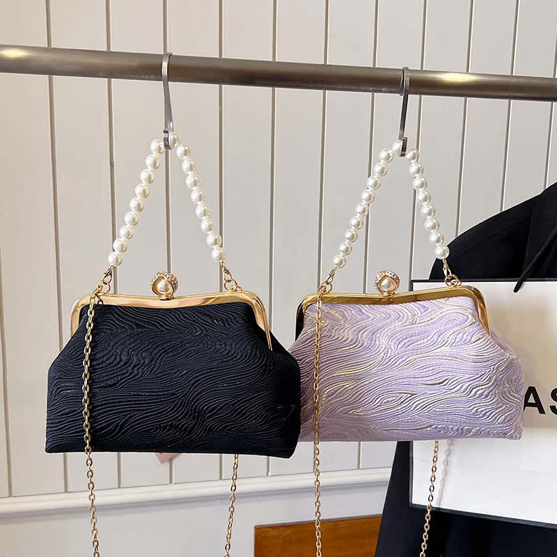 Women's Medium Cloth Solid Color Elegant Beading Shell Buckle Crossbody Bag Evening Bag display picture 13