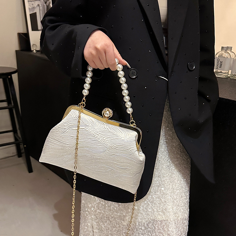 Women's Medium Cloth Solid Color Elegant Beading Shell Buckle Crossbody Bag Evening Bag display picture 12