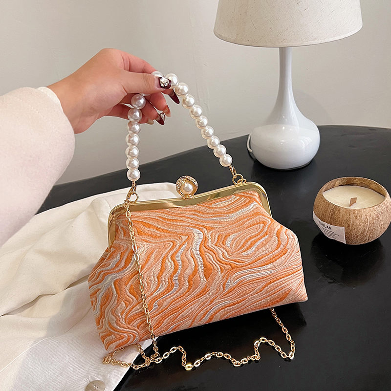 Women's Medium Cloth Solid Color Elegant Beading Shell Buckle Crossbody Bag Evening Bag display picture 26