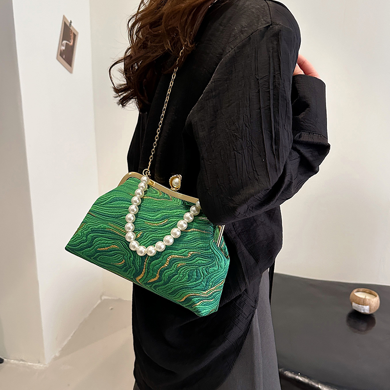 Women's Medium Cloth Solid Color Elegant Beading Shell Buckle Crossbody Bag Evening Bag display picture 19