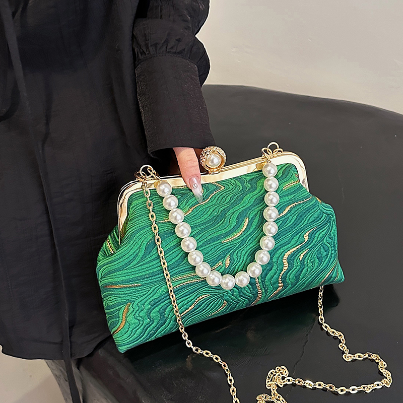 Women's Medium Cloth Solid Color Elegant Beading Shell Buckle Crossbody Bag Evening Bag display picture 16