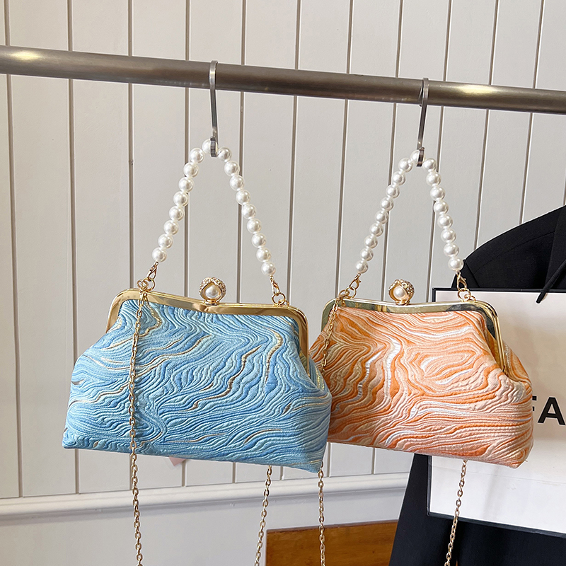 Women's Medium Cloth Solid Color Elegant Beading Shell Buckle Crossbody Bag Evening Bag display picture 25