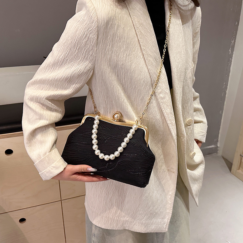 Women's Medium Cloth Solid Color Elegant Beading Shell Buckle Crossbody Bag Evening Bag display picture 18