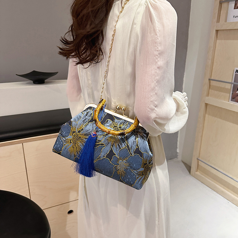 Women's Medium Cloth Flower Elegant Streetwear Tassel Clasp Frame Crossbody Bag display picture 4