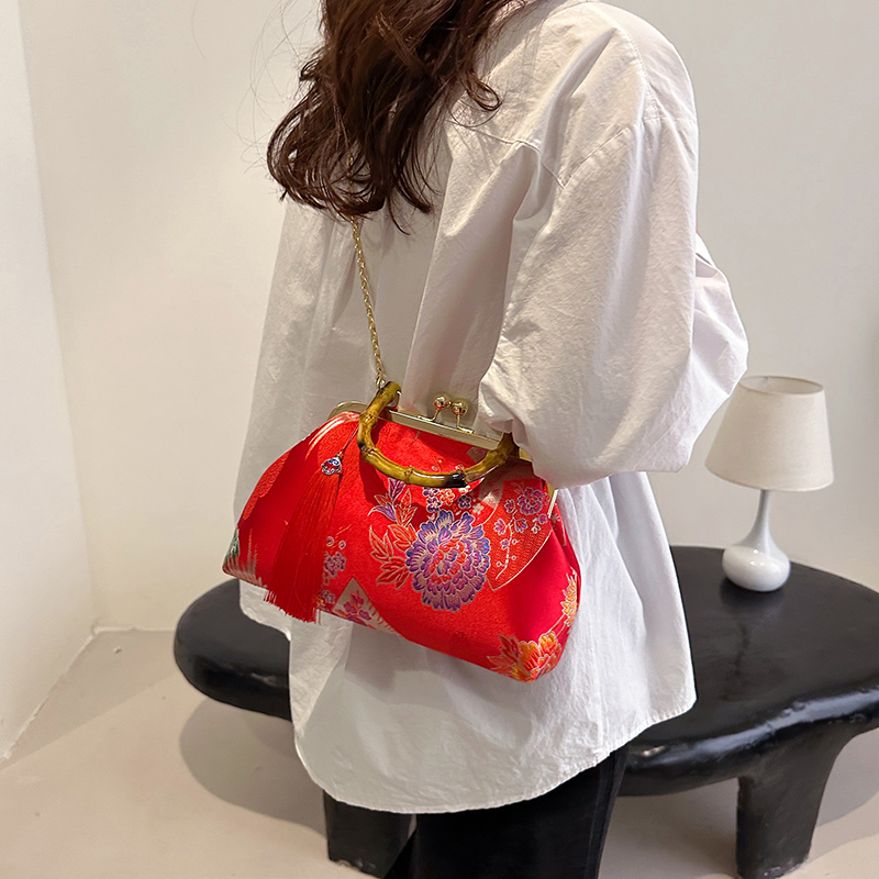 Women's Medium Cloth Flower Elegant Streetwear Tassel Clasp Frame Crossbody Bag display picture 7