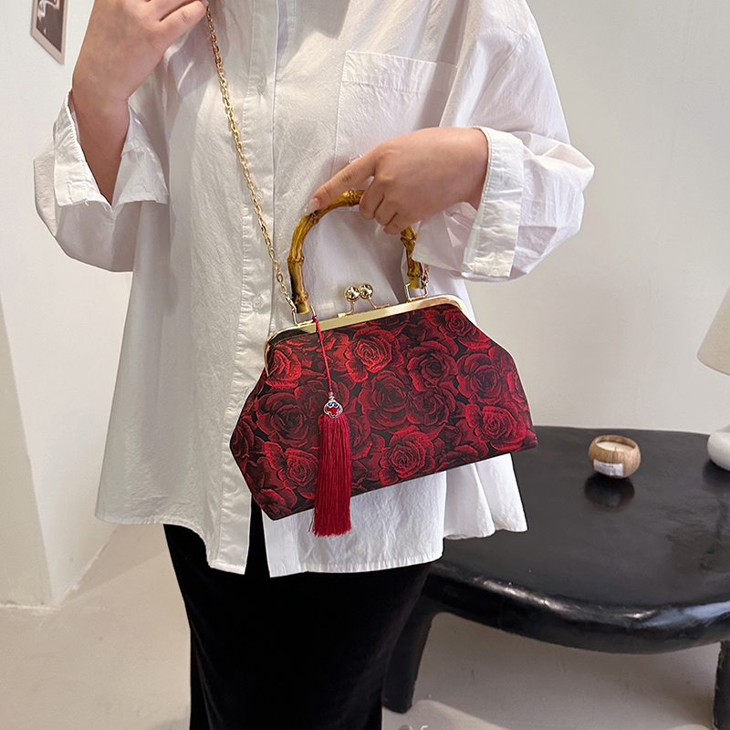Women's Medium Cloth Flower Elegant Streetwear Tassel Clasp Frame Crossbody Bag display picture 10