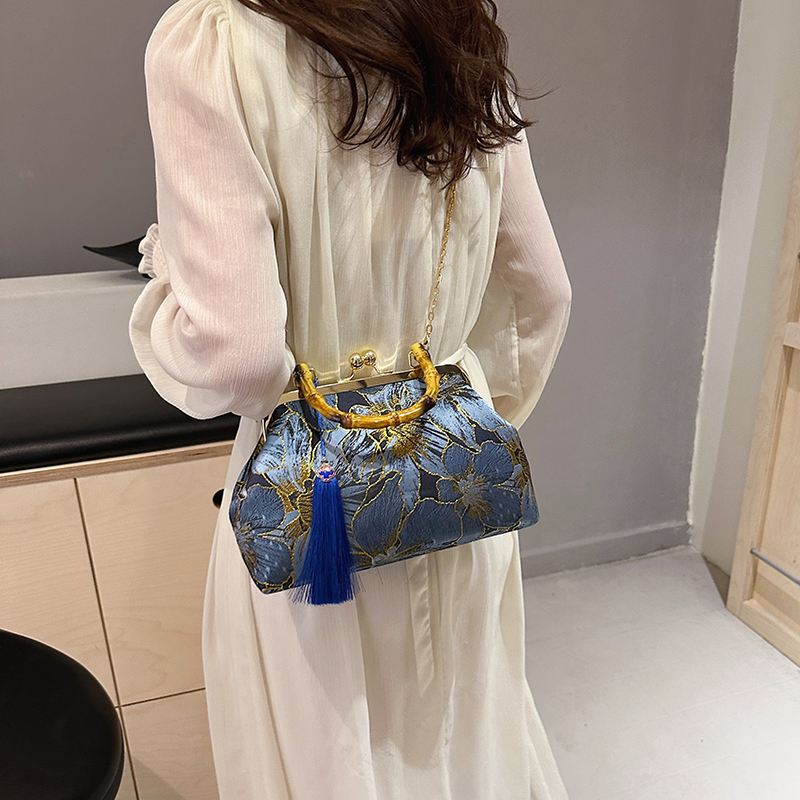 Women's Medium Cloth Flower Elegant Streetwear Tassel Clasp Frame Crossbody Bag display picture 18