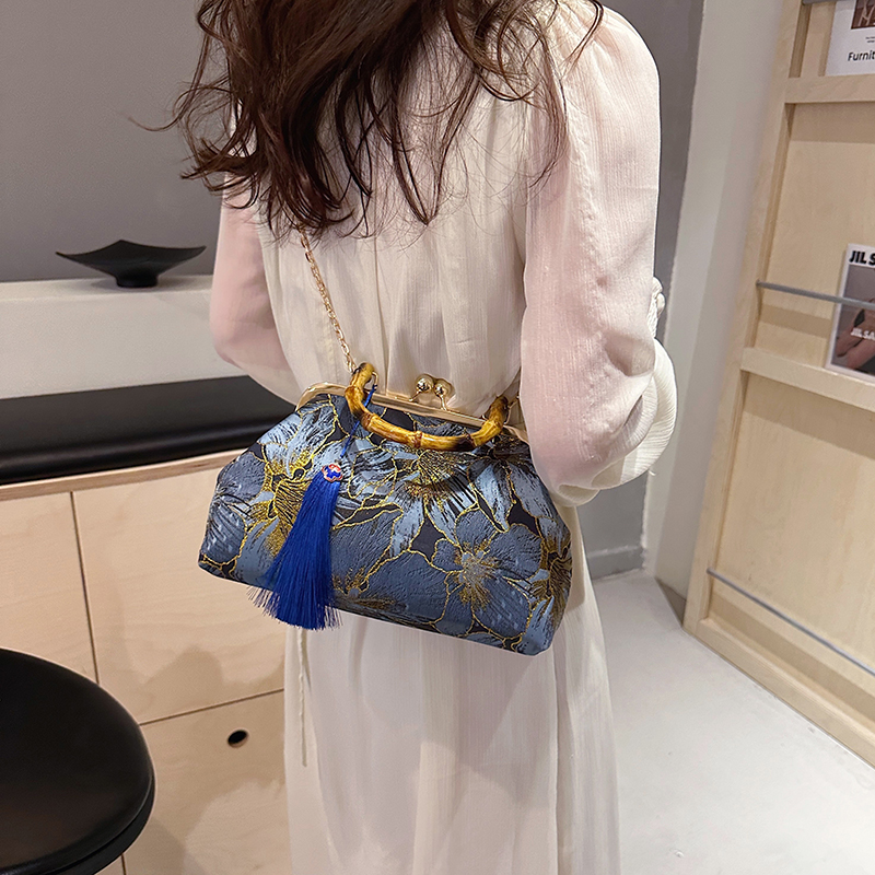 Women's Medium Cloth Flower Elegant Streetwear Tassel Clasp Frame Crossbody Bag display picture 17