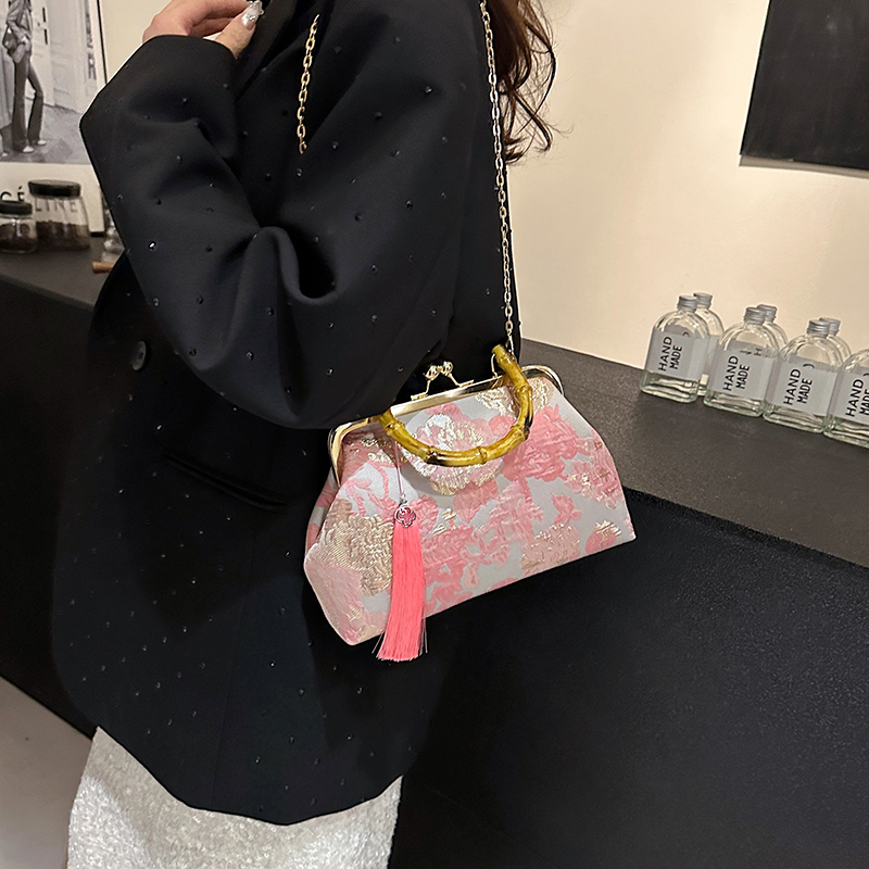 Women's Medium Cloth Flower Elegant Streetwear Tassel Clasp Frame Crossbody Bag display picture 12