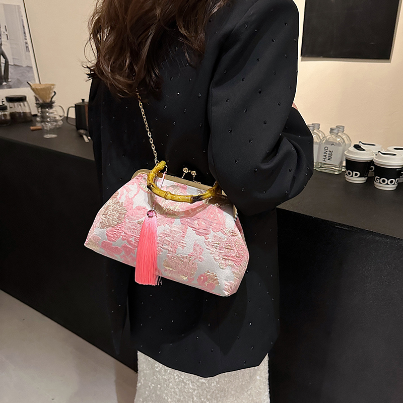 Women's Medium Cloth Flower Elegant Streetwear Tassel Clasp Frame Crossbody Bag display picture 13