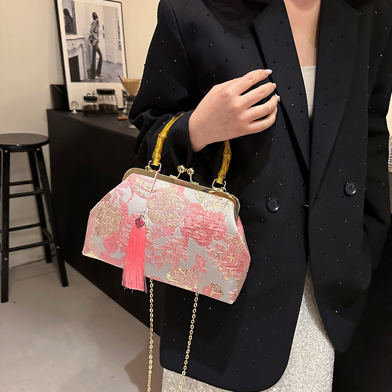 Women's Medium Cloth Flower Elegant Streetwear Tassel Clasp Frame Crossbody Bag display picture 15
