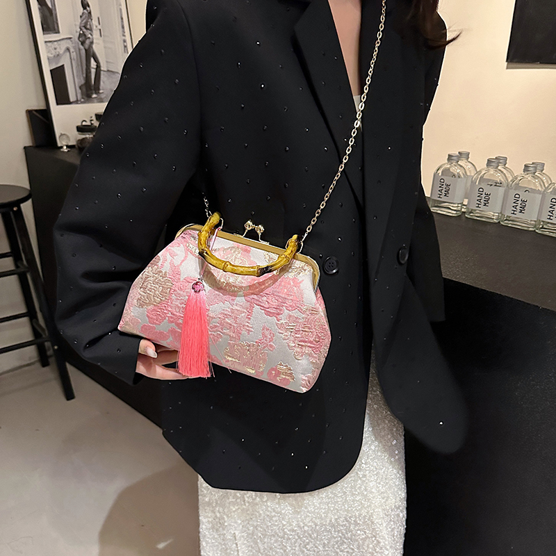 Women's Medium Cloth Flower Elegant Streetwear Tassel Clasp Frame Crossbody Bag display picture 19