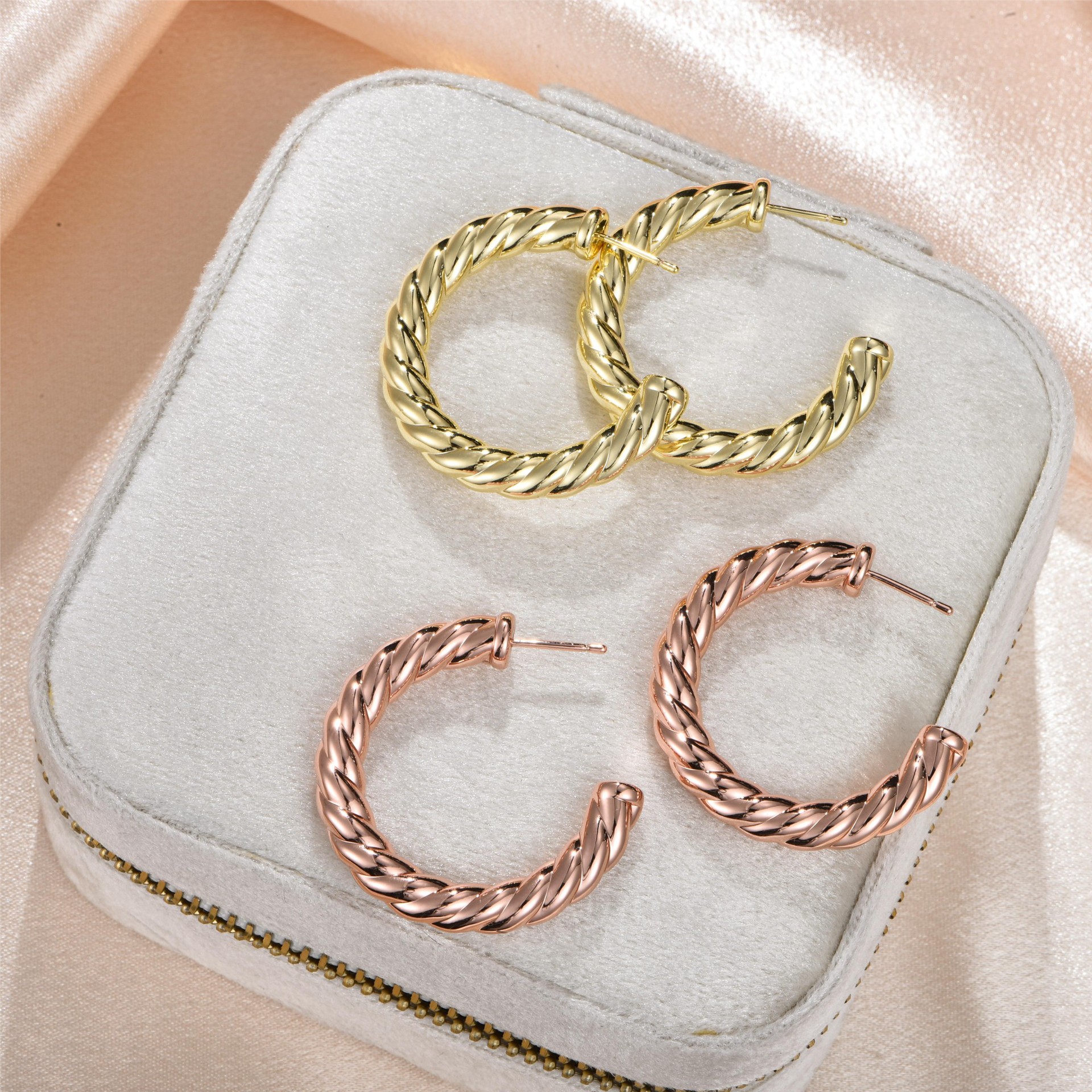 1 Pair Casual Elegant Lady Circle Aviation Pc 18K Gold Plated Hoop Earrings display picture 9