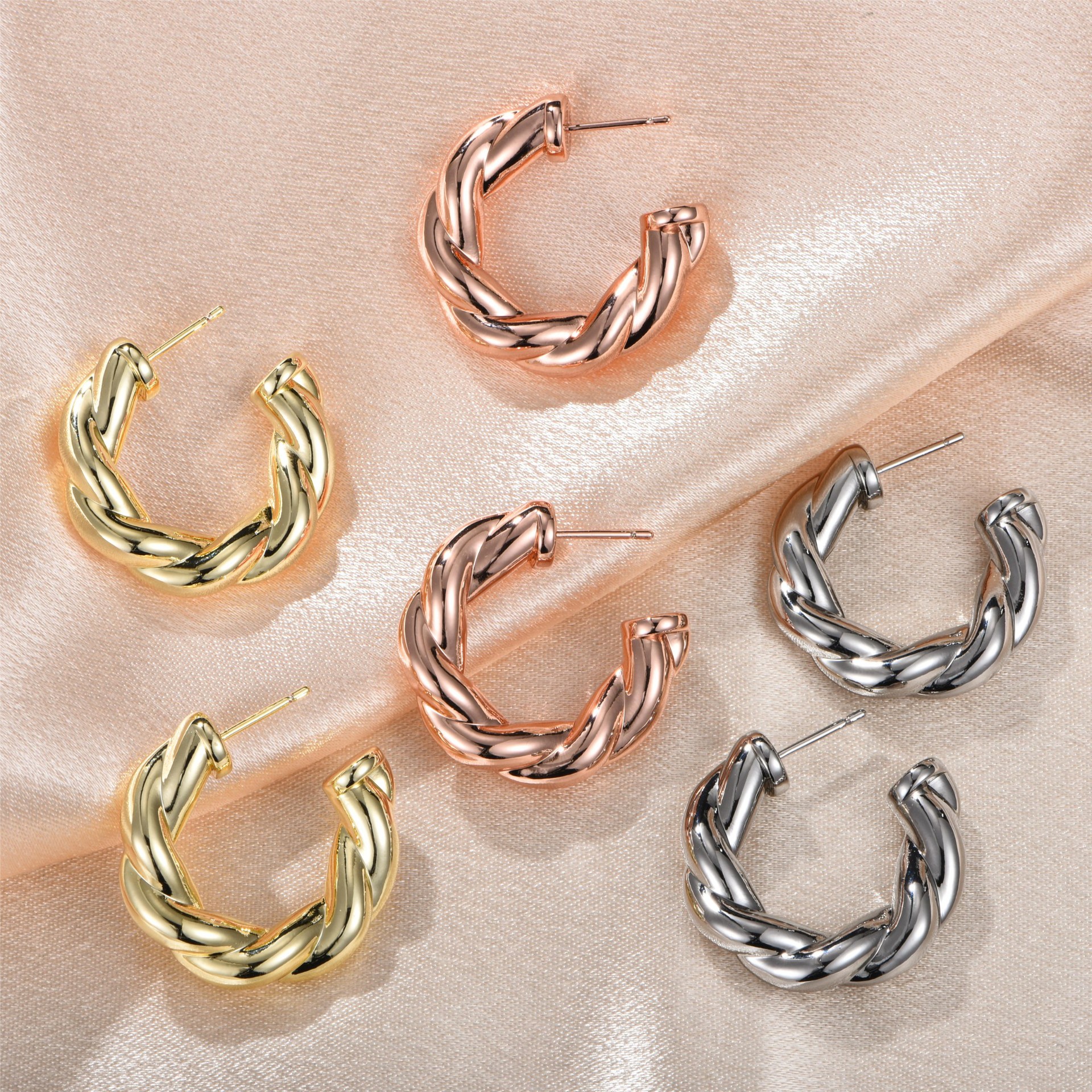 1 Pair Casual Lady Modern Style Circle Aviation Pc 14K Gold Plated Hoop Earrings display picture 5