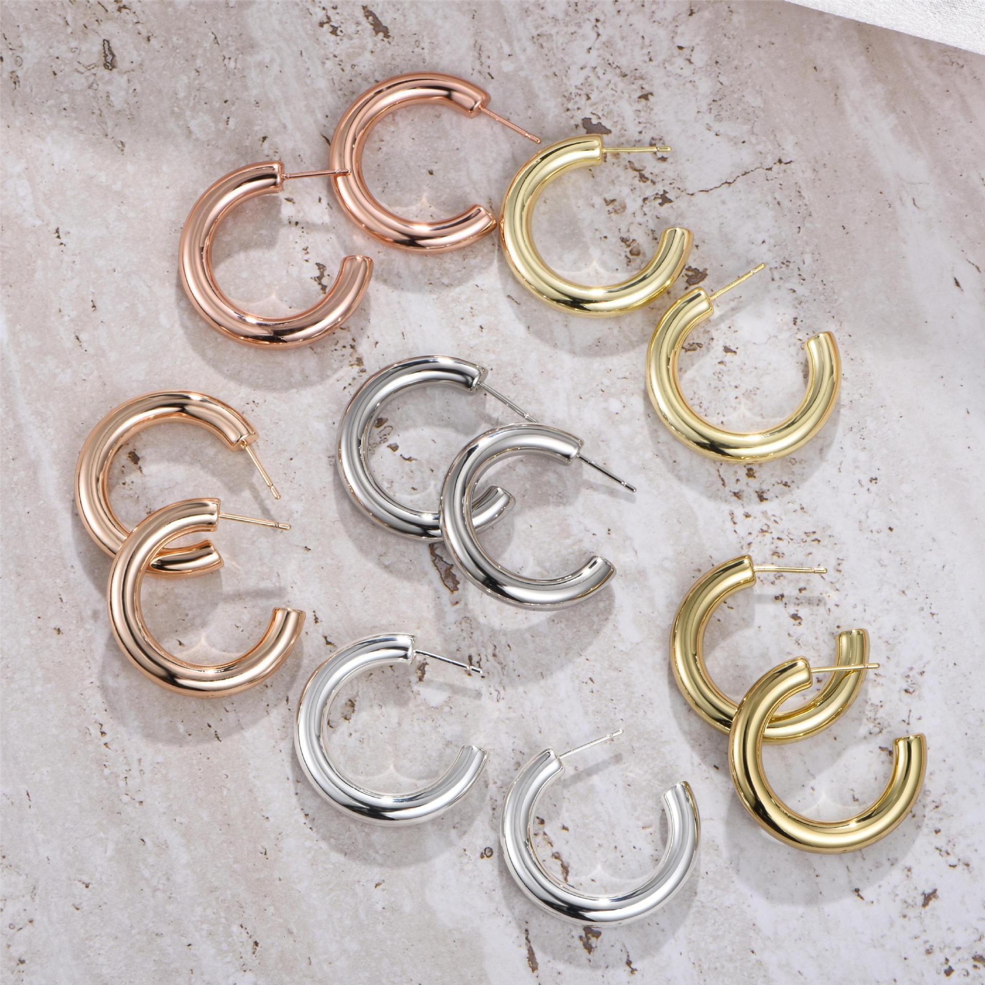 1 Pair Elegant Lady Modern Style Circle Aviation Pc 18K Gold Plated Hoop Earrings display picture 2