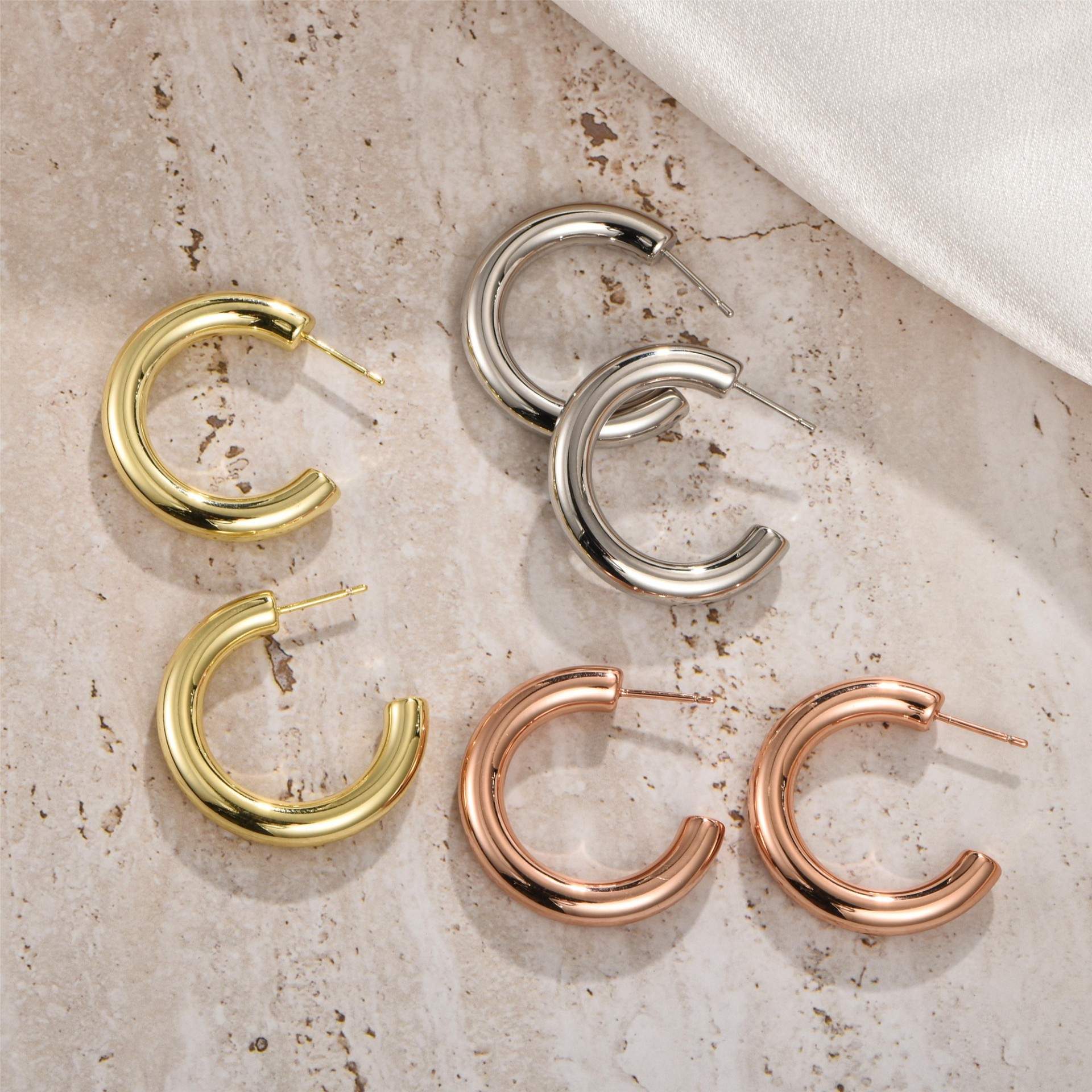 1 Pair Elegant Lady Modern Style Circle Aviation Pc 18K Gold Plated Hoop Earrings display picture 5