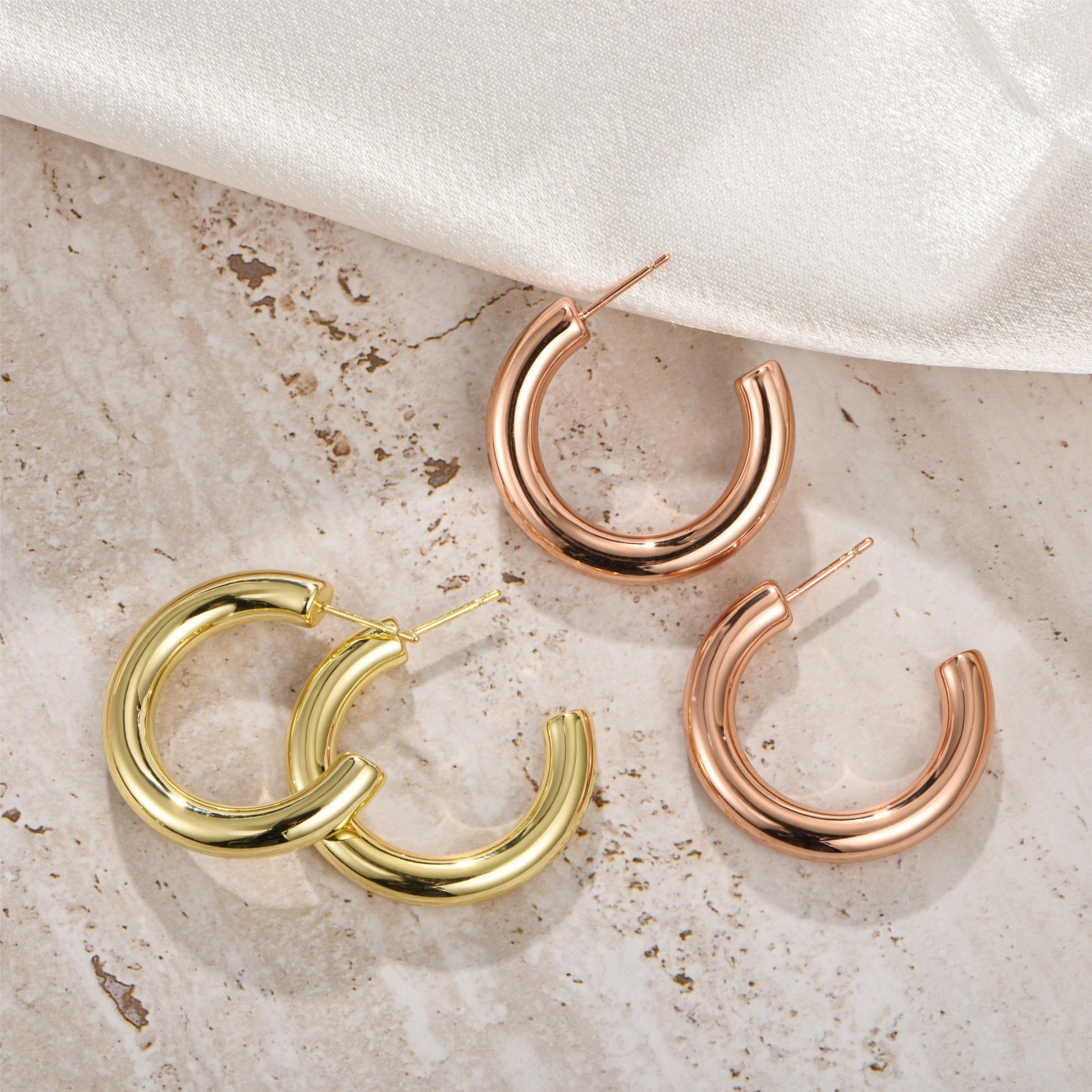 1 Pair Elegant Lady Modern Style Circle Aviation Pc 18K Gold Plated Hoop Earrings display picture 6