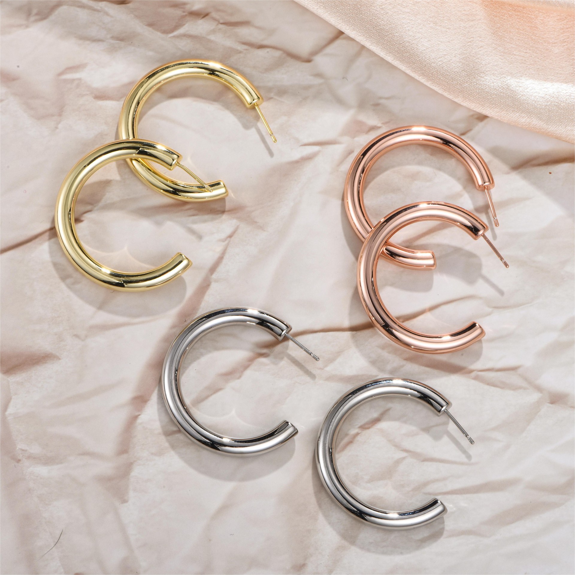 1 Pair Fairy Style Casual Elegant Circle Aviation Pc 18K Gold Plated Hoop Earrings display picture 6