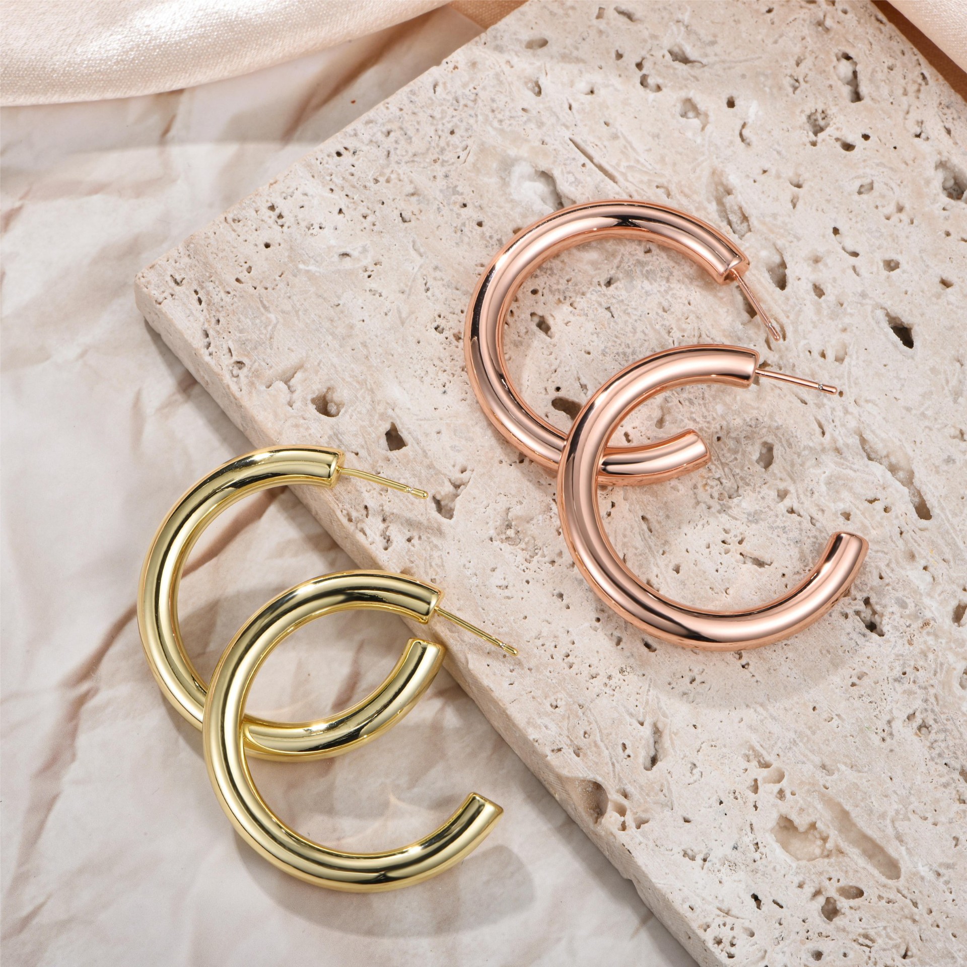 1 Pair Fairy Style Casual Elegant Circle Aviation Pc 18K Gold Plated Hoop Earrings display picture 7