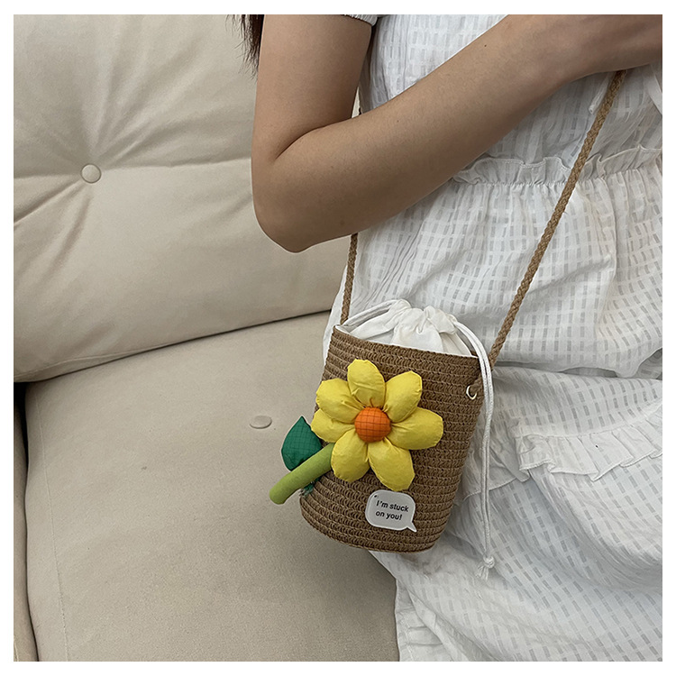Women's Small Straw Flower Vacation Beach Weave Cylindrical String Beach Bag display picture 5