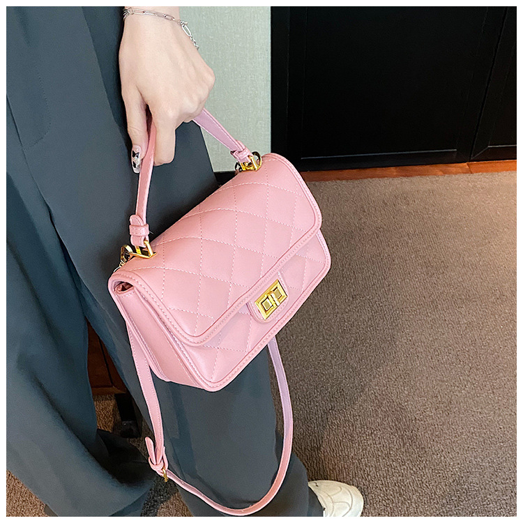 Women's Medium Pu Leather Solid Color Lingge Vintage Style Square Lock Clasp Crossbody Bag display picture 9