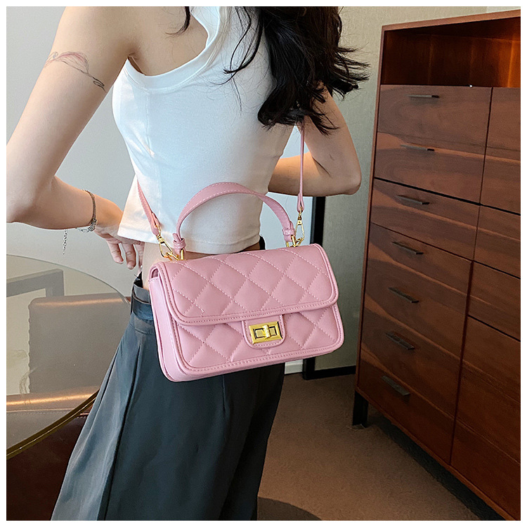 Women's Medium Pu Leather Solid Color Lingge Vintage Style Square Lock Clasp Crossbody Bag display picture 15