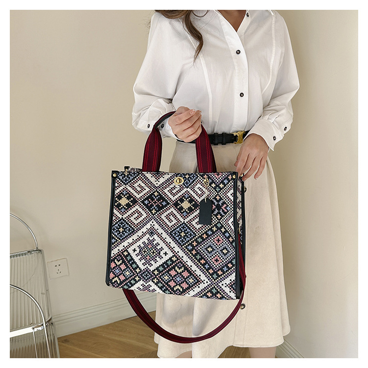 Women's Medium Canvas Lingge Ethnic Style Square Lock Clasp Tote Bag display picture 8