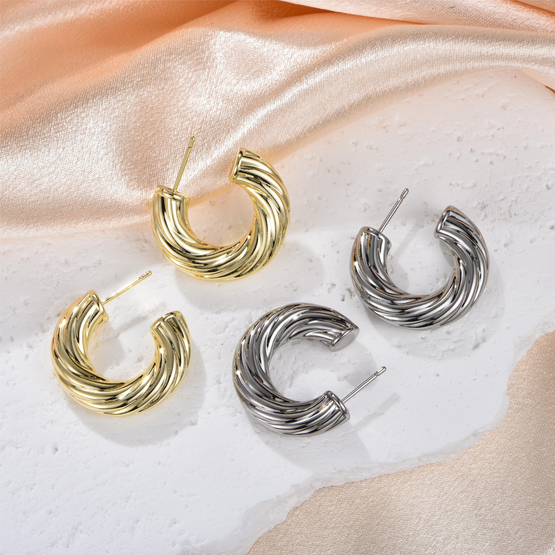 1 Pair Casual Elegant Lady Circle Aviation Pc 14K Gold Plated Hoop Earrings display picture 6