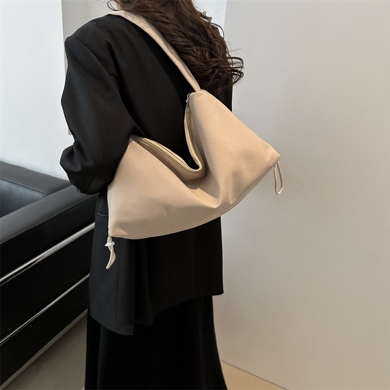 Women's Medium Canvas Solid Color Basic Dumpling Shape Zipper Shoulder Bag display picture 1