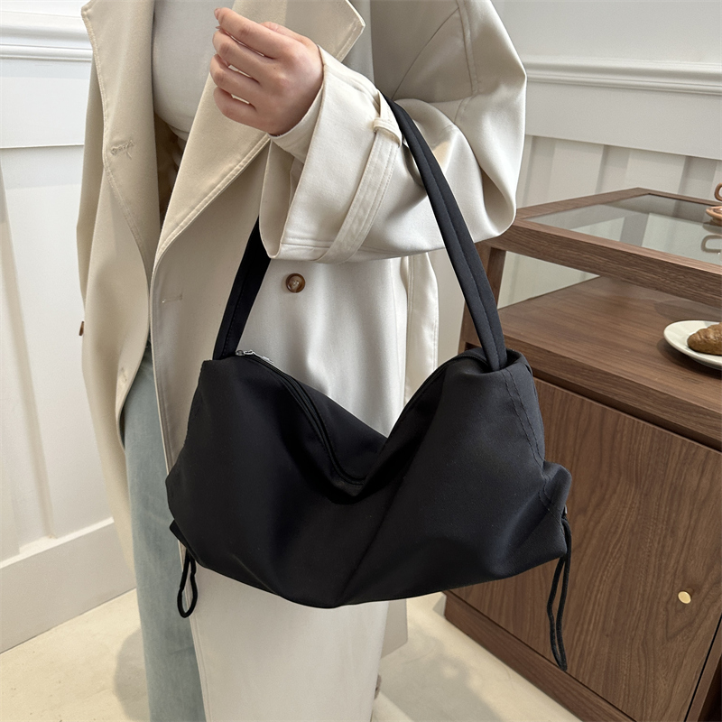 Women's Medium Canvas Solid Color Basic Dumpling Shape Zipper Shoulder Bag display picture 2